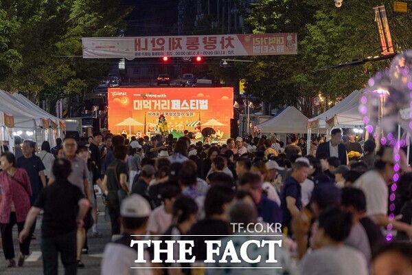 시민들이 1일 대전 대덕구 중리동, 비래동, 법동 일원에서 열린 대전0시축제 with 대덕거리 페스티벌 무대를 관람하고 있다./대덕구