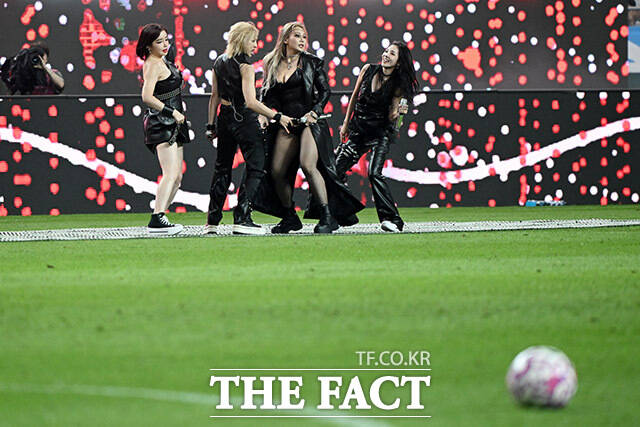 토트넘 훗스퍼와 뉴캐슬 유나이티드의 쿠팡플레이 시리즈 2경기가 3일 오후 서울 마포구 서울월드컵경기장에서 열린 가운데 그룹 2NE1이 축하 무대를 펼치고 있다./서울월드컵경기장=남용희 기자