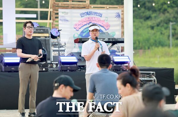 조원휘 대전시의회 의장은 2일 유성구 관평천 일원에서 개최된 한여름밤의 유성뮤직페스타에 참석해 지역 경제의 활성화를 기원하는 인사말을 하고 있다./대전시의회