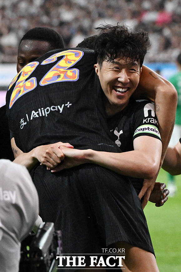 브레넌 존슨 축하해주는 손흥민.