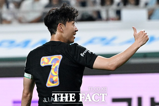 토트넘 훗스퍼와 뉴캐슬 유나이티드의 쿠팡플레이 시리즈 2경기가 3일 오후 서울 마포구 서울월드컵경기장에서 열린 가운데 손흥민이 동료를 칭찬하고 있다./서울월드컵경기장=남용희 기자