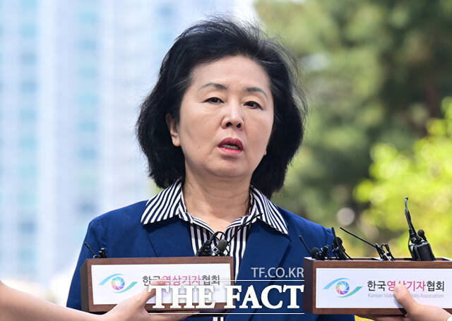 김건희 여사 연루 의혹을 수사하는 민중기 특별검사팀이 오는 4일 윤석열 전 대통령 부부의 공천개입 의혹 수사를 위해 김영선 전 국민의힘 의원을 불러 조사한다. 김 전 의원이 지난 4월 서울 서초구 서울고등검찰청에 출석해 윤 전 대통령 부부 등 공천 개입·여론조사 의혹 관련 참고인 조사에 앞서 입장을 밝히고 있다./이새롬 기자