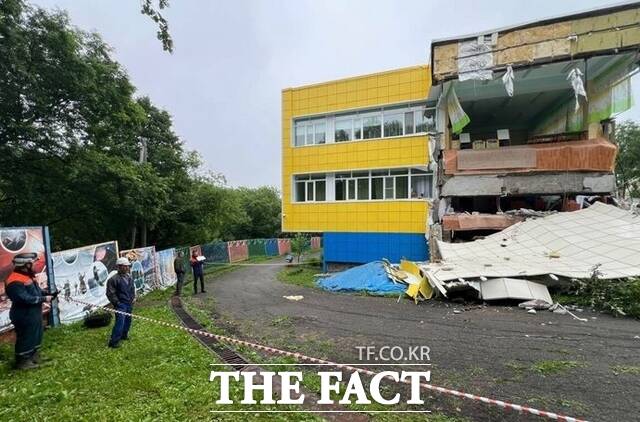 지난달 30일 러시아 캄차카반도 페트로파블롭스크캄차츠키에서 구조대원들이 지진 피해를 입은 유치원을 점검하고 있다. /페트로파블롭스크캄차츠키=신화.뉴시스