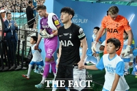  손흥민 '주장 완장 차고 선발 출전' [포토]