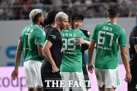  '상대팀도 리스펙트' 손흥민 안아주는 기마랑이스 [포토]