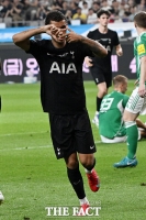  브레넌 존슨 '손흥민 찰칵 세리머니' [포토]