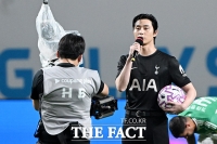  시축하기 전 인사말 하는 배우 박서준 [포토]