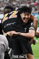  존슨 안아주는 손흥민 [포토]