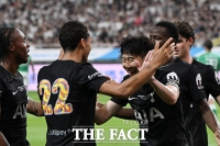  손흥민과 동료들의 축하 받는 존슨 [포토]