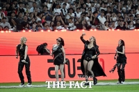  축하무대 펼치는 2NE1 [포토]