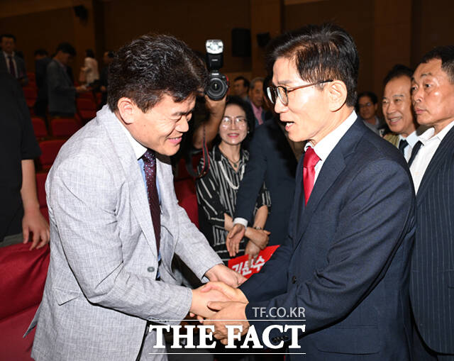 김문수 국민의힘 당대표 후보(오른쪽)와 전한길 전 한국사 강사가 4일 서울 여의도 국회 의원회관에서 열린 투게더포럼 시국토론회 투쟁이 혁신이다에 참석해 악수하고 있다. /국회=이새롬 기자