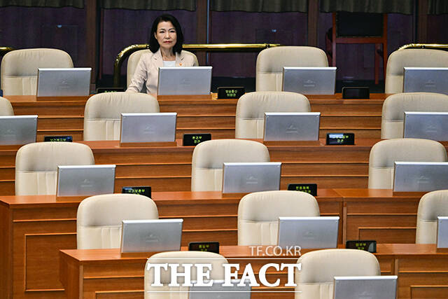 방송법 무제한 토론 참관하는 이진숙 방통위원장의 모습.