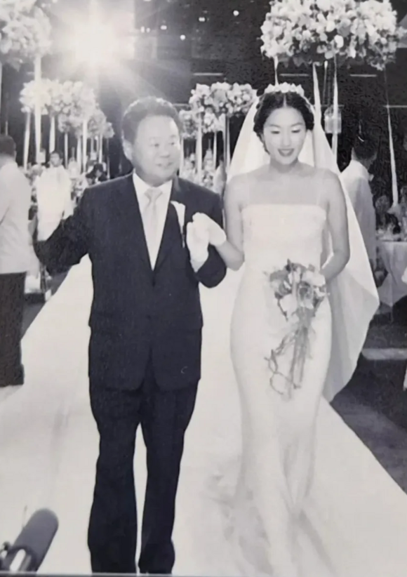 코미디언 김지혜가 지난 3일 자신의 소셜 미디어에 고인이 된 아버지의 사진 여러 장과 함께 아버지를 잃은 절절한 심경을 올렸다. /인스타그램 캡처