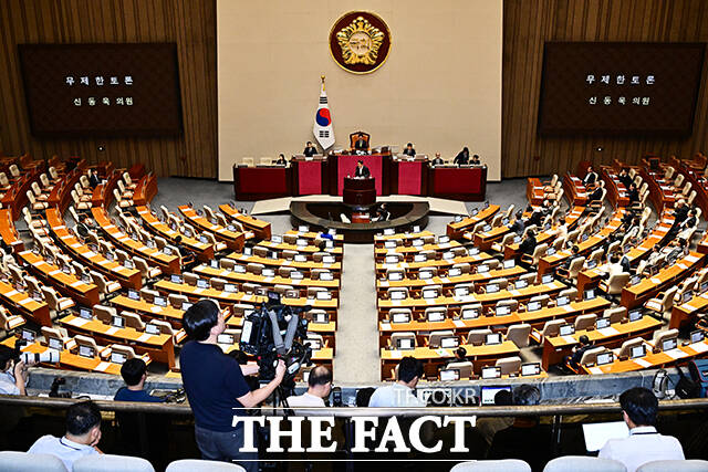 신동욱 국민의힘 의원이 4일 오후 서울 여의도 국회에서 열린 본회의에 참석해 무제한 토론을 하고 있다. /국회=배정한 기자