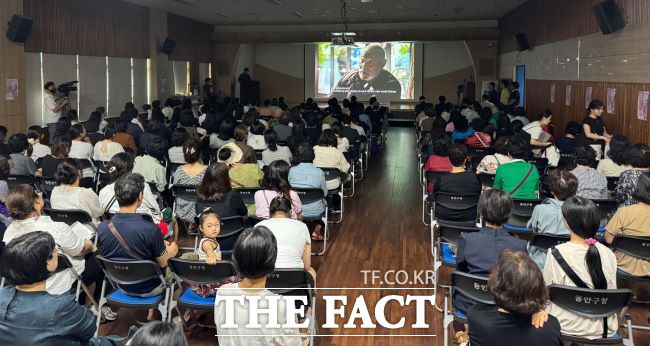 다큐멘터리 영화 베이스볼 하모니를 관람하는 안양시민들 /안양시