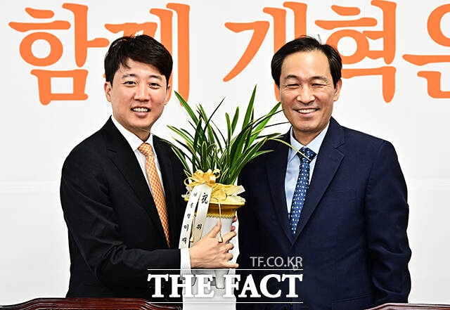 축하 난과 함께 기념사진 촬영