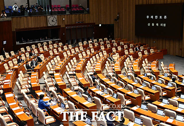 무제한 토론하는 신동욱 국민의힘 의원.