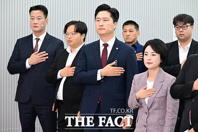 손수조, 우재준, 최우성, 박홍준 국민의힘 청년 최고위원 후보(오른쪽부터)가 비전 발표를 앞두고 국기에 경례하고 있다.