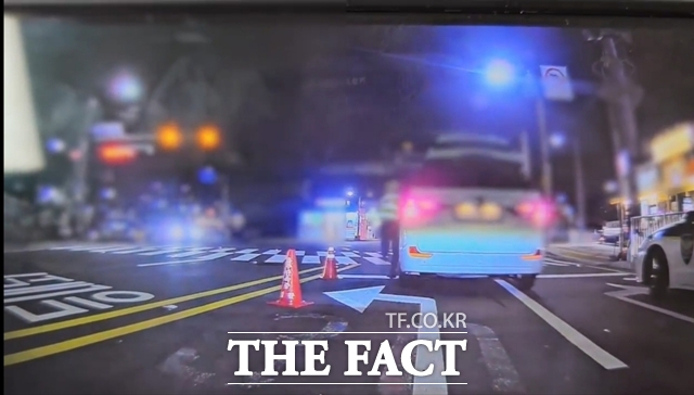 음주단속을 하는 경찰관을 매단 채 달아나는 범행 차량. /부산경찰청