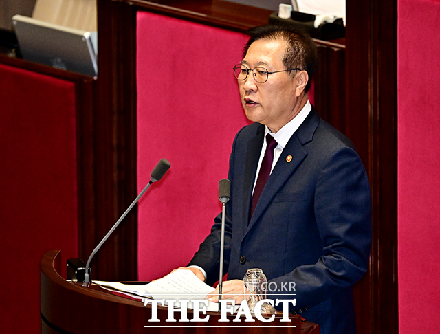 박성재 전 법무부 장관이 4월 17일 오후 서울 여의도 국회에서 열린 제424회 국회(임시회) 제5차 본회의에 참석해 내란·명태균 특검법 등에 대한 재의 요구 이유를 설명하고 있다. /국회=배정한 기자