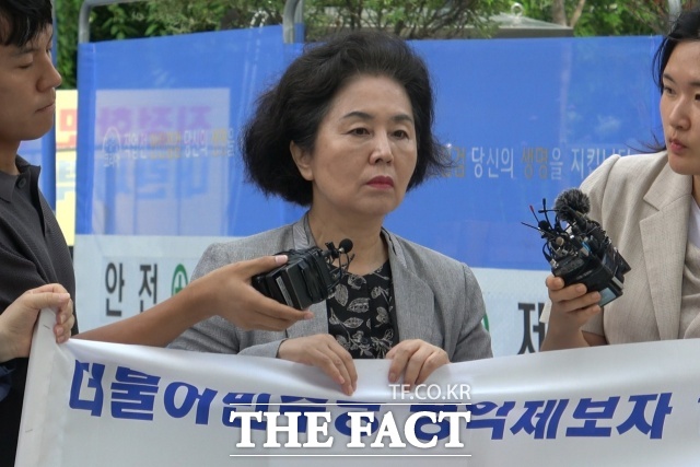 김영선 전 국민의힘 의원이 4일 오전 서울 종로구 KT 광화문 빌딩 웨스트에 마련된 김건희 여서 관련 의혹을 수사 중인 민중기 특별검사팀 사무실로 출석하며 기자회견을 하고 있다. /광화문=김민지 기자