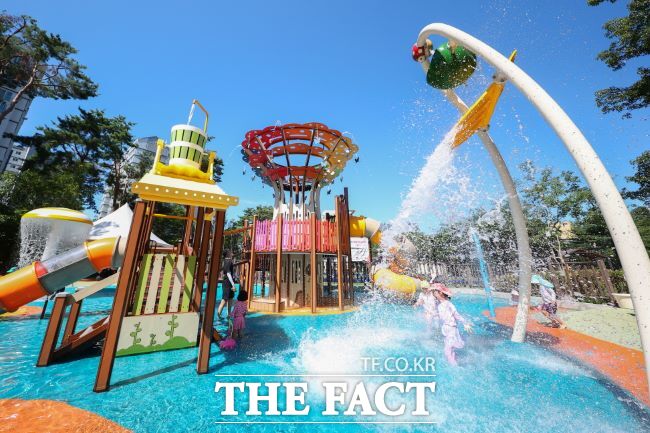 가막들공원 물놀이장 풍경 /의왕시
