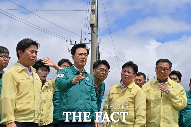 김태흠 충남도지사가 4일 지난달 극한호우로 큰 피해를 입은 부여군을 찾아 복구현장을 살펴보고 있다. /충남도