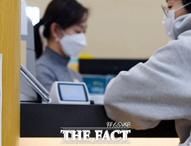 서울시가 학자금대출 이자로 부담을 느끼거나 대출 상환 연체로 신용유의자로 등록된 청년, 경제적으로 어렵지만 저신용으로 소액 대출마저 어려운 청년을 위한 맞춤 지원을 계속해 나간다. /더팩트 DB