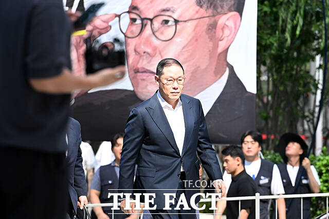 김건희 여사 연루 의혹을 수사하는 민중기 특별검사팀이 집사 게이트 의혹을 받는 조현상 HS 효성 부회장을 불러 조사하고 있다. 조현상 HS효성 부회장이 4일 오전 서울 종로구 KT 광화문 빌딩 웨스트에 마련된 김건희 여사 관련 의혹을 수사 중인 민중기 특별검사팀 사무실로 출석하고 있다. /서예원 기자