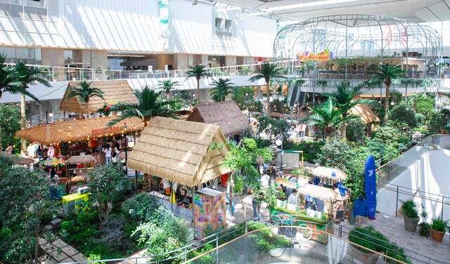 올해 여름철 역대급 폭엽이 이어지면서 실외활동 대신 실내에서 바캉스를 즐키려 하는 소비자가 늘어나는 가운데 백화점업계가 실내 여름 쇼핑·체험 콘텐츠를 강화하고 있다. 사진은 서울 여의도 더현대 서울 사운즈포레스트에 조성된 하외이 콘셉트 체험공간 모습 /현대백화점