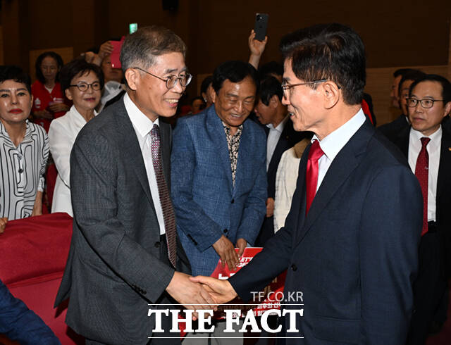 김문수 후보(오른쪽)가 윤석열 전 대통령의 멘토로 잘 알려진 신평 변호사와 악수하고 있다. 신평 변호사의 이날 토론회의 주제발표를 맡았다.