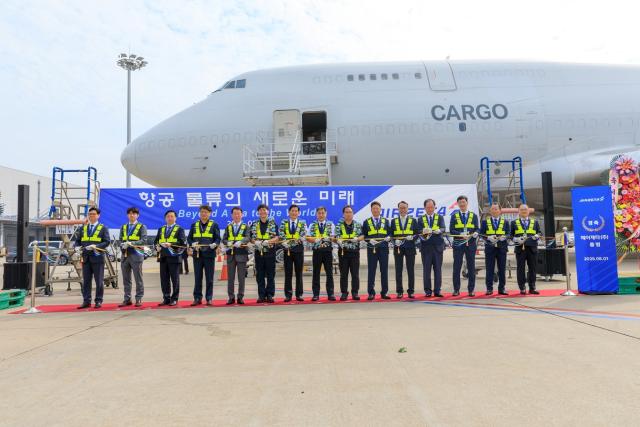 에어제타는 지난 1일 인천공항 화물기 주기장에서 미주행 첫 화물기편 취항 기념 행사를 열었다. /에어제타