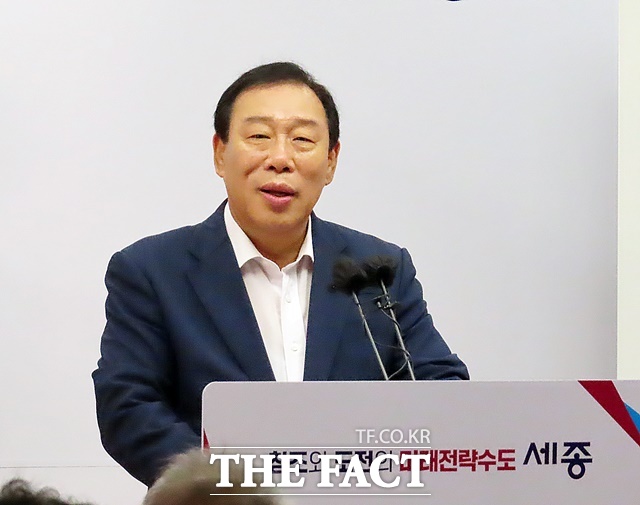 최민호 세종시장이 4일 시청 정음실에서 언론브리핑을 갖고 해양수산부 부산이전에 대한 질문에 7가지 주장을 펼쳤다고 답을 하고 있다. /김형중 기자