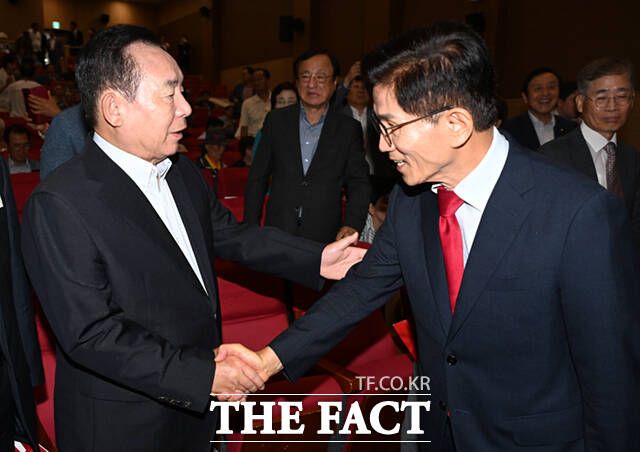 김문수 후보가 이인제 전 의원과 악수하고 있다.