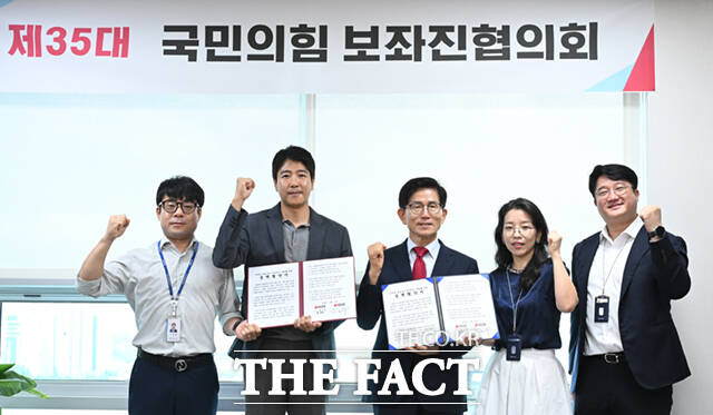 김문수 국민의힘 당대표 후보가 4일 서울 여의도 국회 의원회관에서 국민의힘 보좌진협의회 임원진과 만나 정책협약서를 작성한 뒤 기념촬영하고 있다. /국회=이새롬 기자