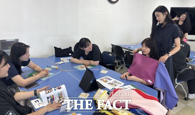 배재대 대학일자리플러스본부가 운동선수들을 대상으로 자신을 효과적으로 드러내는 방법에 대한 실습을 진행하고 있다. /배재대