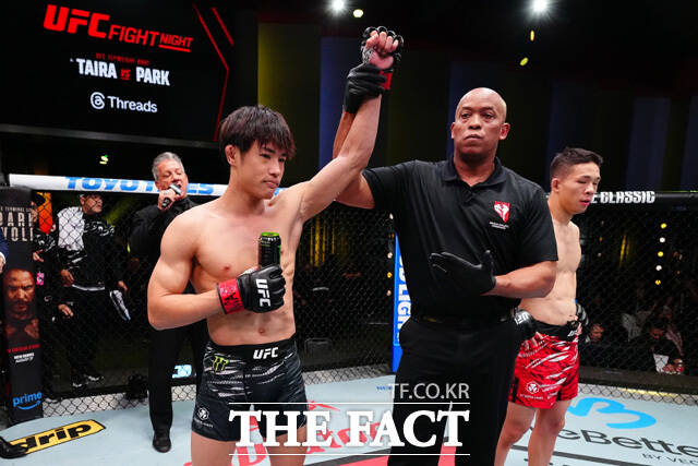 박현성(29)이 UFC 랭커의 높은 벽을 체감하며 쓰라린 패배를 맛봤다. 로드 투 UFC(ROAD TO UFC) 시즌 1 플라이급(56.7kg)에서 우승한 뒤 UFC에서 2연승을 기록해 주목 받던 박현성 선수는 플라이급 랭킹 6위 타이라 타츠로(25, 일본)에게 아무 것도 해보지 못하고 패했다. /UFC코리