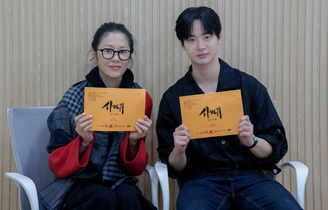배우 고현정(왼쪽)과 장동윤이 SBS 새 금토드라마 사마귀: 살인자의 외출로 시청자들과 만난다. /SBS