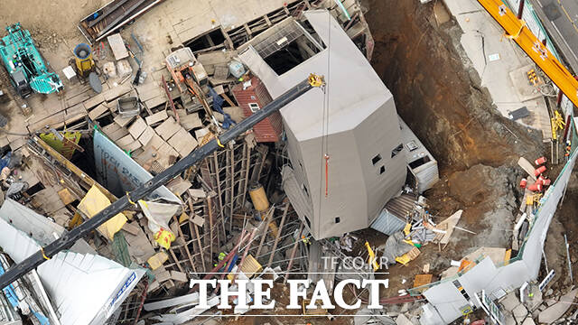 포스코이앤씨가 시공하는 현장에서 올해 네 건의 사망사고가 발생했으나, 미흡한 사과와 대처로 비판을 받고 있다. 사진은 지난 4월 11일 붕괴사고가 발생한 신안산성 지하터널 공사현장이다. /장윤석 기자