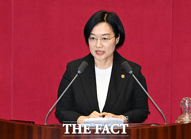 인사말 하는 한성숙 중소벤처기업부 장관.