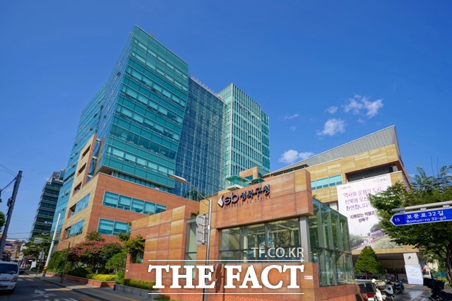 서울 성북구(구청장 이승로)는 4일 본격적인 폭염에 대비해 무더위쉼터를 기존 261곳에서 275곳으로 확대 운영한다고 밝혔다./성북구