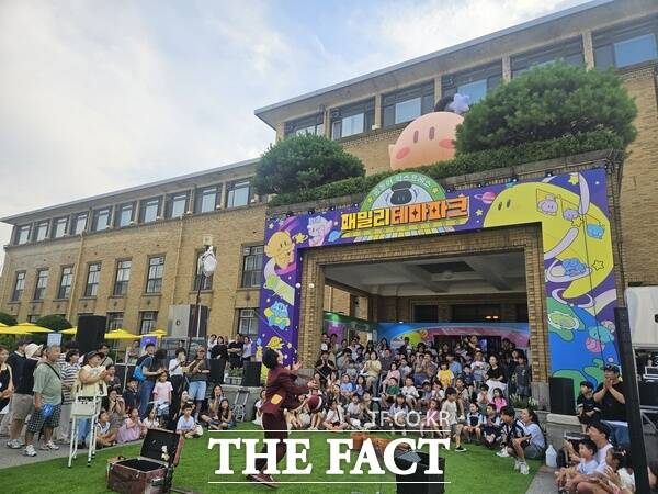 대전문화재단이 대전 0시 축제의 붐업 조성을 위해 2일부터 옛 충남도청사에서 패밀리테마파크를 운영한다. 사진은 시민들이 각종 공연을 관람하고 있는 모습. /대전문화재단