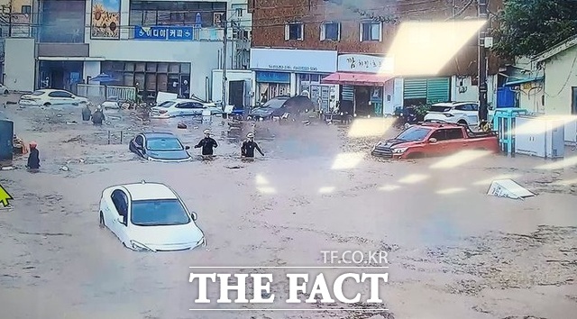 지난 17일 배수시설 고장으로 침수된 대구시 북구 노곡동 식당가. /뉴시스