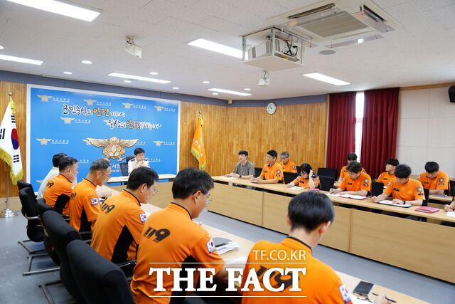 서천소방서가 서천특화시장 스마트 소방 시스템 설치 결과 보고회를 개최하고 있다. /서천소방서