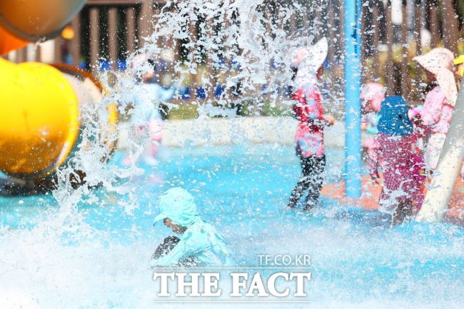 가막들공원 물놀이장 풍경 /의왕시