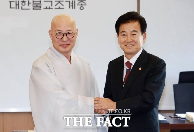 정동영 통일부 장관(오른쪽)은 4일 대북 확성기 철거에 대해 남북 간 무너진 신뢰를 다시 일으켜 세우는 조치라고 밝혔다. 정 장관은 이날 서울 종로구 조계사에서 진우 스님을 만나 북한 개별 관광 등에 대한 의견을 나눴다. /뉴시스