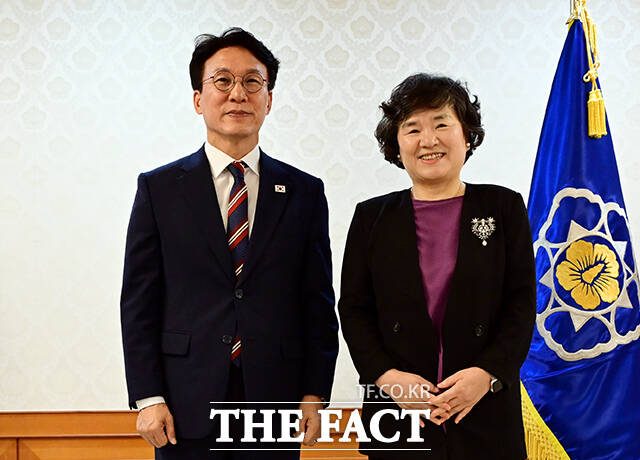 김민석 국무총리가 설문원 위원과 기념촬영을 하고 있다.