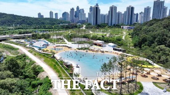 연일 만석을 기록할 정도로 뜨거운 호응을 얻고 있는 화성시 석우동 소재 동탄 패밀리풀의 전경./화성시