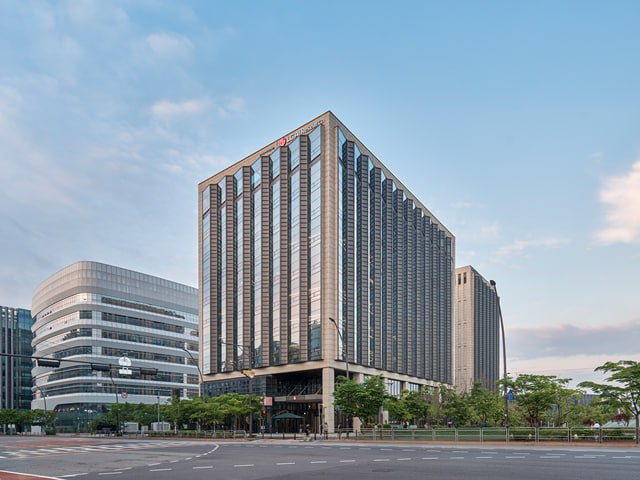 전기정 서비스개발부문장은 LG그룹이 자체 개발한 AI 모델 엑사원(EXAONE)을 실제 산업 현장과 서비스에 적용하기 위한 기획, 개발, 데이터 분석, 인프라 운영 전반을 총괄하고 있다. 사진은 LG AI연구원 /LG AI연구원