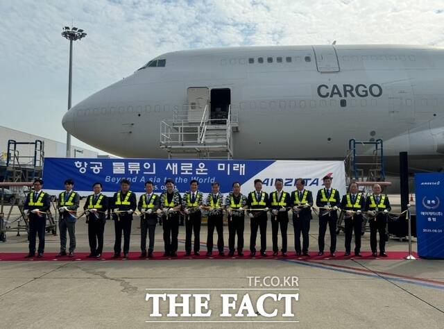 지난 1일 인천공항 화물터미널에서 열린 ‘에어제타 출범 첫 항공편 운항 기념행사’에서 김창규 인천국제공항공사 운영본부장(왼쪽에서 4번째), 이병국 소시어스 대표(5번째), 김관식 에어제타 대표(10번째) 및 관계자들이 기념촬영을 하고 있다./인천공항공사